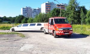 Luksuslik limusiin pukseeritakse Lasnamäel - spetsiaalne puksiirteenus luksussõidukitele